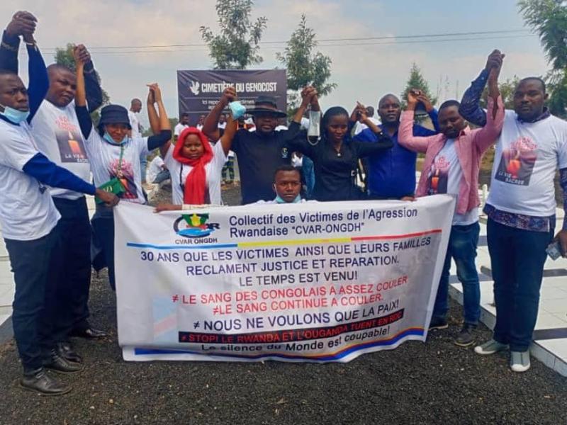 Quelques militants du CVAR-ONGDH au cimetière GENOCOST de Kibati, dans le territoire de Nyiragongo, au Nord-Kivu [photo d’illustration]