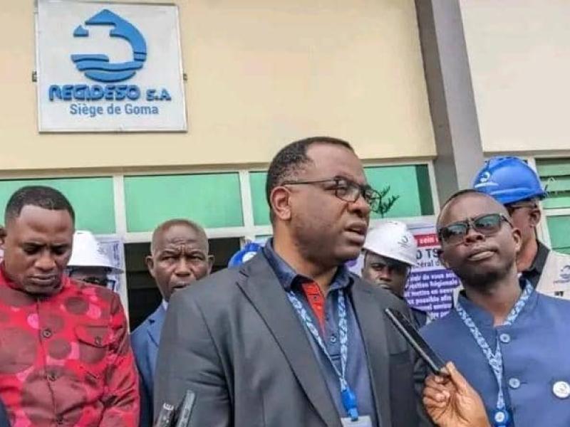 Le Directeur général de la Regideso, David Tshilumba entouré de quelques cadres de l'entreprise. [Photo d'illustration]