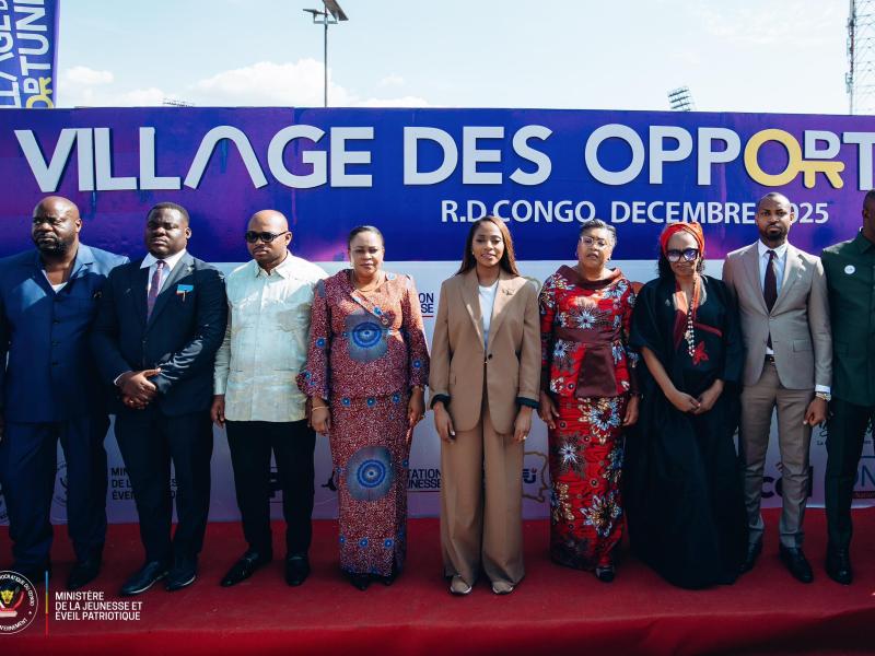 Photo de famille à l'ouverture du village des opportunités, ce mercredi 03 décembre 2025