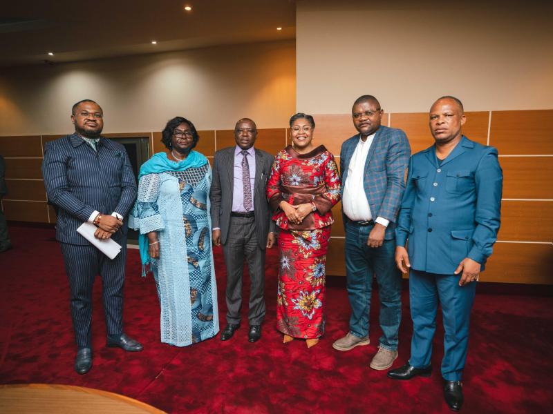 La Première Ministre Suminwa Tuluka Judith, entourée des députés nationaux représentant l'espace Grand Équateur