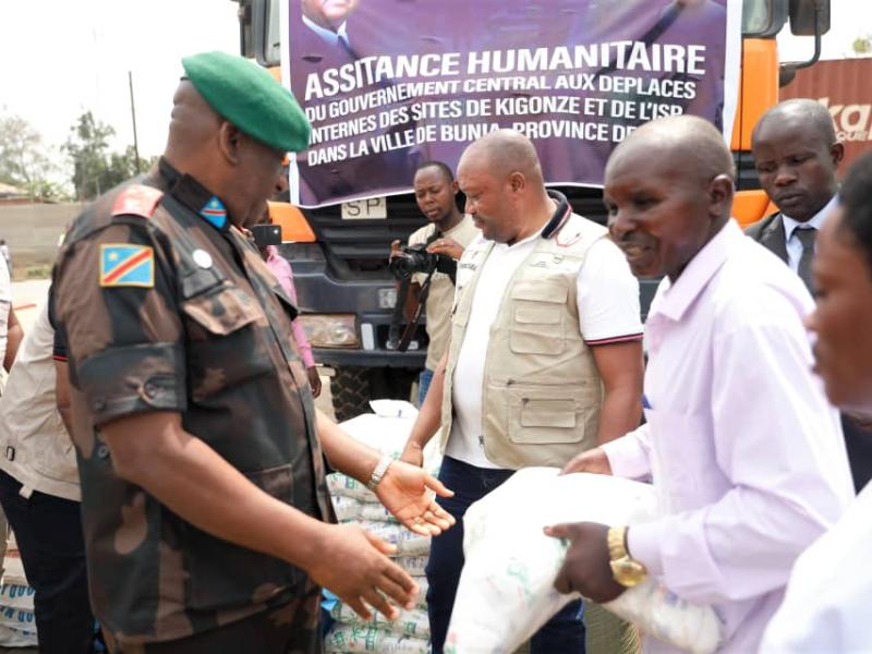 Le Gouverneur militaire de la Province d'Ituri, Jonhy Luboya, reçoit à titre symbolique les vivres destinés aux déplacés de Kigonze et de l'ISP Bunia