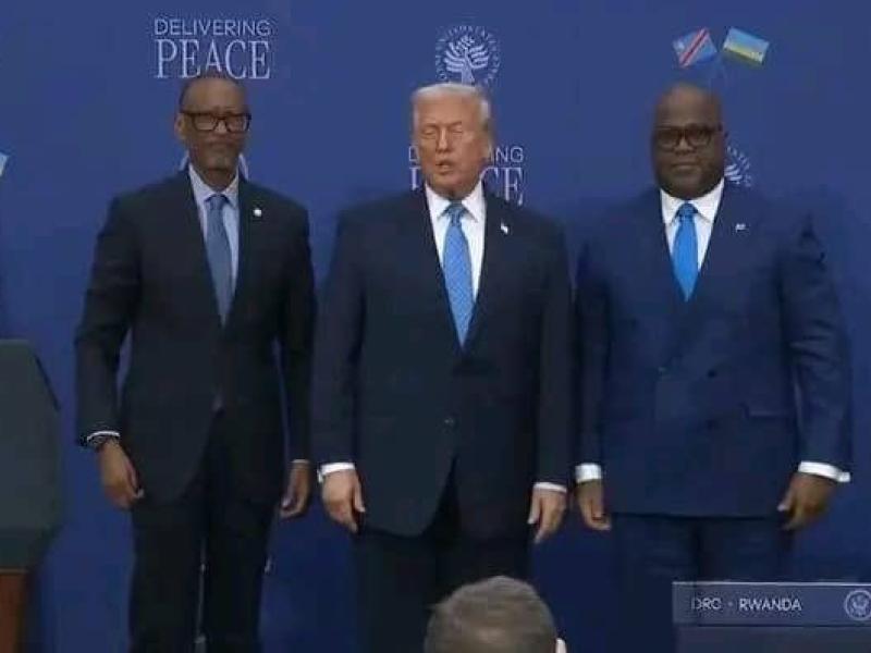 De gauche à droite, les chefs de l’Etat Paul Kagame, Donald Trump et Félix Tshisekedi