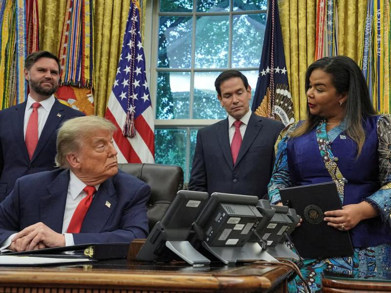 La ministre congolaise des affaires étrangères Thérèse Kayikwamba au côté de Trump dans le bureau Ovale [photo d'illustration]