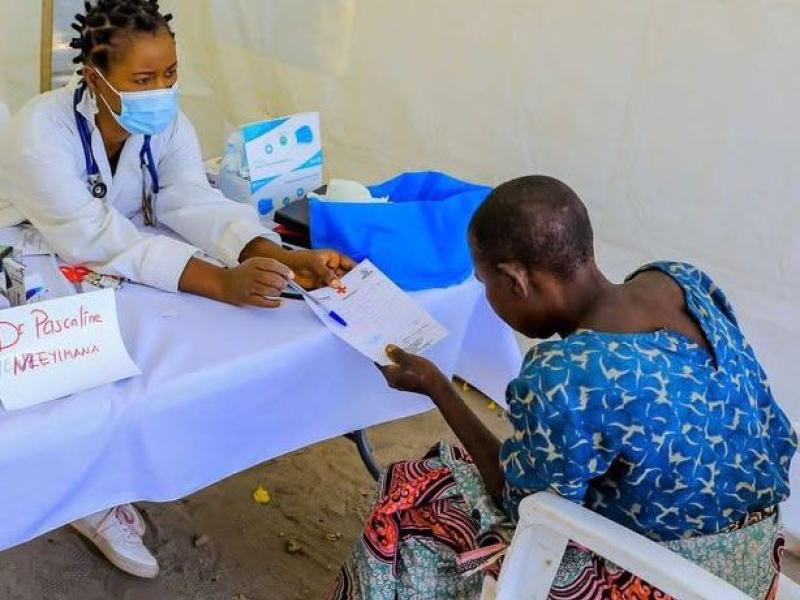 Une patiente recevant l’ordonnance médicale auprès de son médecin après une consultation [Photo d’illustration]