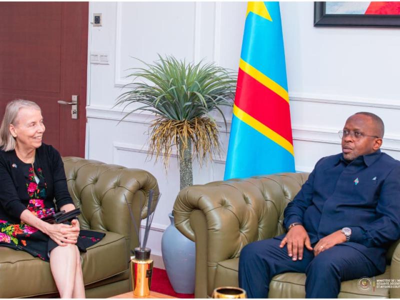 Le VPM de l'Intérieur Jacquemain Shabani Lukoo et l'ambassadrice des USA en RDC Lucy Tamlyn