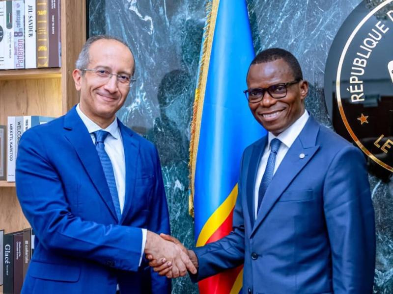 Le ministre délégué Eliezer Ntambwe Mposhi et l'ambassadeur égyptien Heshan El Mekwad, ce mercredi 17 décembre 2025