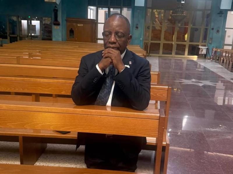 Le ministre Guillaume Ngefa en prière à l’église Notre-Dame du Rosaire à Doha pour la paix en RDC [photo d’illustration]