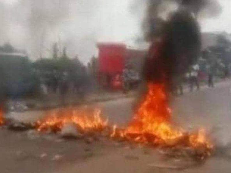 Quelques pneus en feu pour protestation contre l'insécurité grandissante à Kimwenza mission ce jeudi 18 décembre 2025