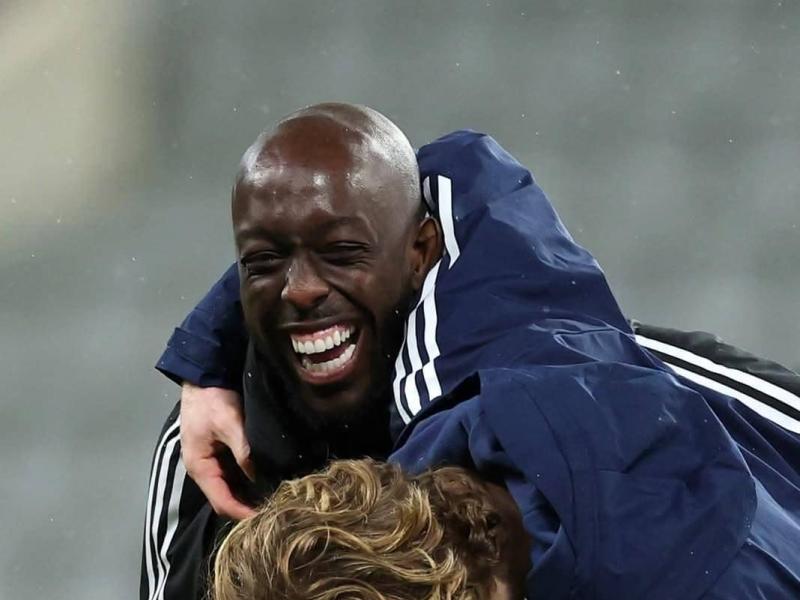 Yoane Wissa en pleine célébration avec l'un de ses coéquipiers de Newcastle.