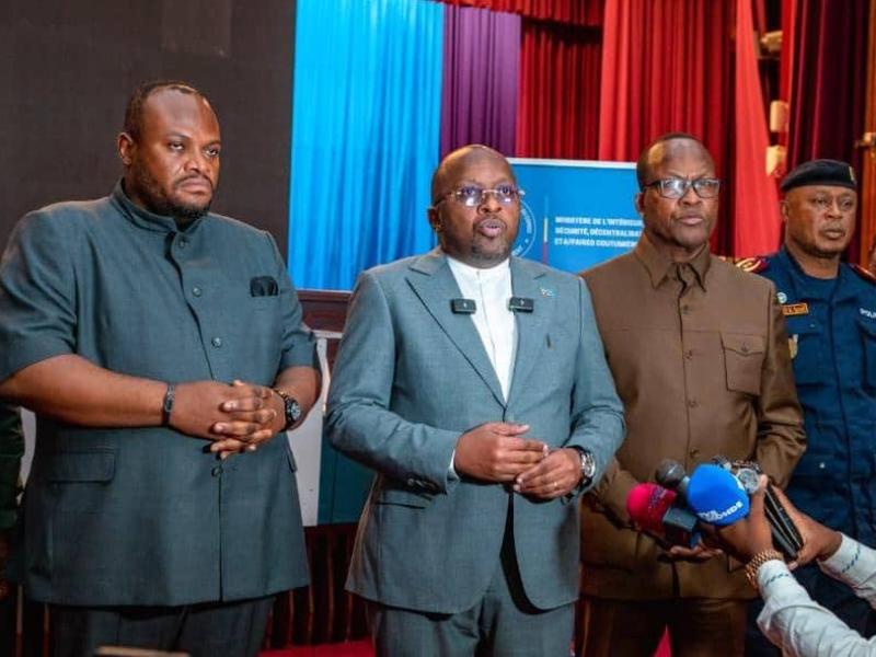 Le VPM Jacquemain Shabani et le Gouverneur Bumba après une réunion de sécurité dans la ville-province de Kinshasa
