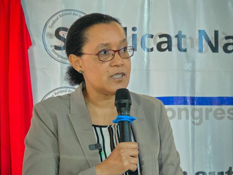 La ministre Raïssa Malu intervenant à l’ouverture des travaux du premier Congrès du SYNIECO