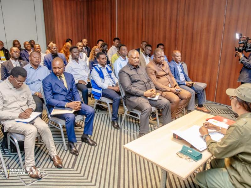 La ministre des hydrocarbures Acacia Bandubola, et des représentants de la FEC, de la DGDA et des sociétés pétrolières [photo d'illustration]