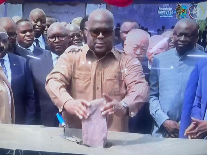 La pose de la première pierre par le président Félix Tshisekedi, entouré d’autres membres du gouvernement [photo d’illustration].