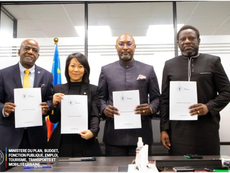 Jésus-Noël Sheke, Fiston Lukwebo et Phuong Nguyen après la signature du partenariat entre Kinshasa et VinGroup [photo d'illustration]