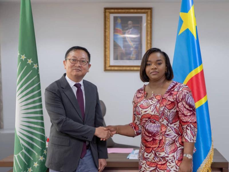 La Vice-ministre des Affaires étrangères, Noëlla Ayeganagato et l’ambassadeur de la Chine Zhao Bin [photo d'illustration]