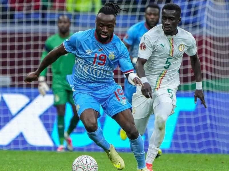 L'attaquant congolais Fiston Kalala Mayele en duel avec le sénégalais Idtissa Gana Gueye à la CAN2025 au Maroc