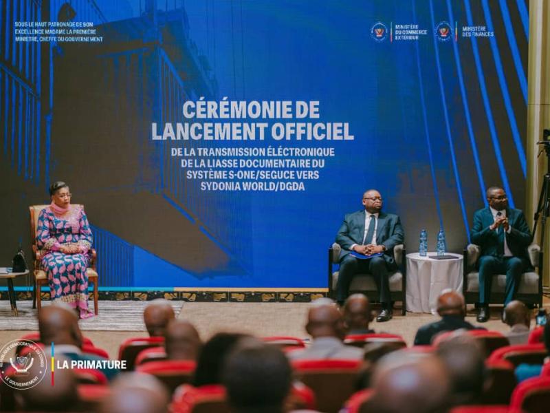 La première ministre Judith Suminwa et quelques membres du gouvernement congolais lors de la cérémonie officielle du lancement de la transmission électronique de la liasse documentaire