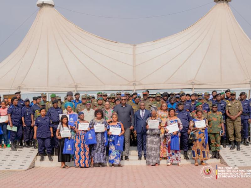 Le VPM Lihau entouré de bénéficiaires de certificats de la formation professionnelle au profit des rentières de policiers et militaires