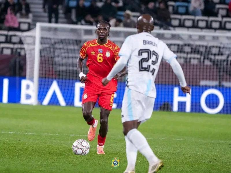 Ngal'ayel Mukau en duel avec un joueur botswanais