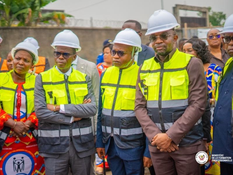 Le Ministre de la Formation professionnelle, Marc EKILA, et Eliezer NTAMBWE, Ministre délégué à la Défense nationale, lors du lancement de ces travaux [photo d’illustration]