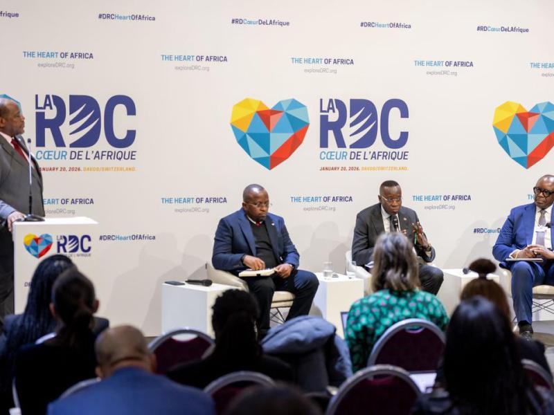 Jacquemain Shabani Lukoo, Daniel Mukoko Samba et Louis Watum Kabamba, à Davos, lors d’une conférence de presse en marge du Forum économique mondial 2026.