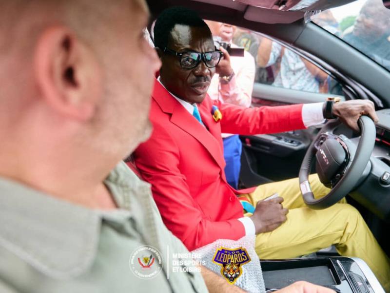 Michel Kuka Mboladinga reçoit une jeep de la part du ministre Didier Budimbu