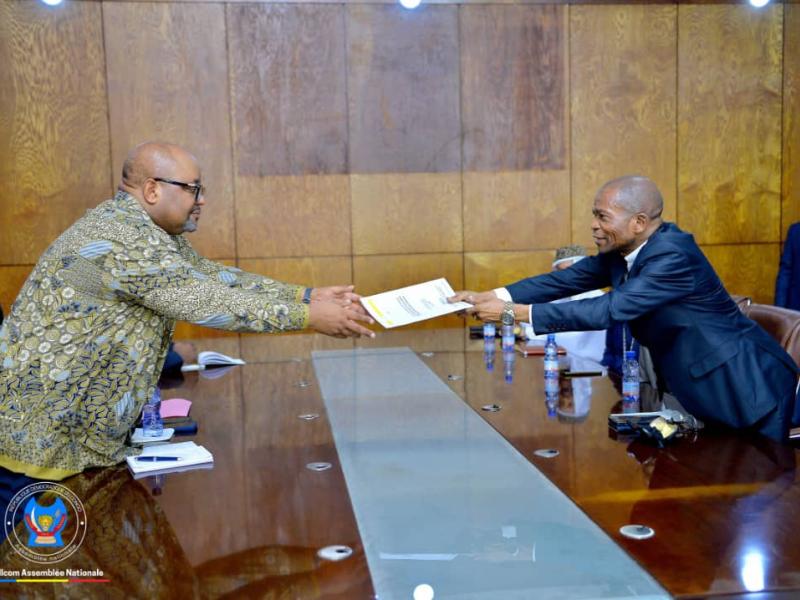 Aimé Boji Sangara reçoit le cahier des charges des confessions religieuses pour la paix dans l’Est de la RDC.