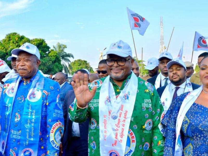 Aimé Boji Sangara, nouveau  membre du Présidium de l'Union Sacrée de la Nation, entourée du Prof André Mbata à sa gauche et Carole Agito à droite lors d'une activité politique