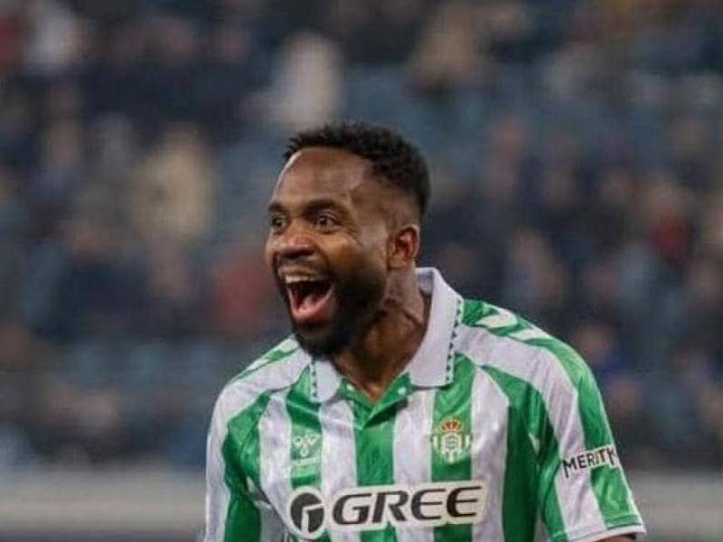 Cédric Bakambu en pleine célébration d'un but, sous les couleurs du Réal Betis.