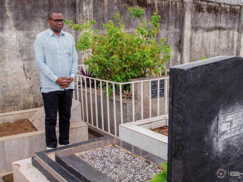 Le ministre Julien Paluku Kahongya debout devant la sépulture du colonel Mamadou Ndala