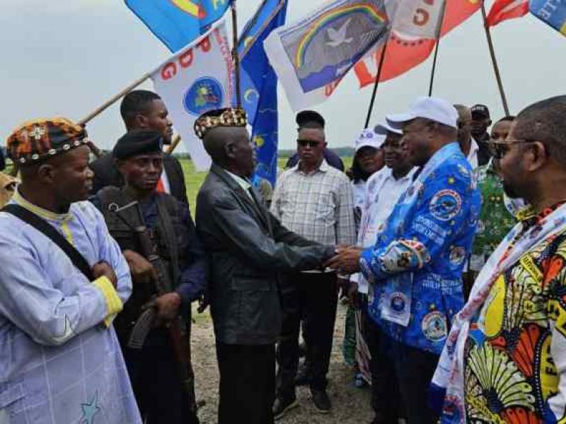 Le Professeur André Mbata, accueilli par la notabilité de Kananga