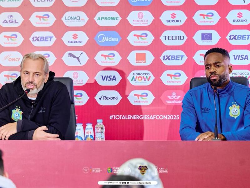 Le Coach Sébastien Desabre et l’attaquant Cédric Bakambu en conférence de presse d’avant-match RDC-Algérie, en marge de la CAN Maroc 2025