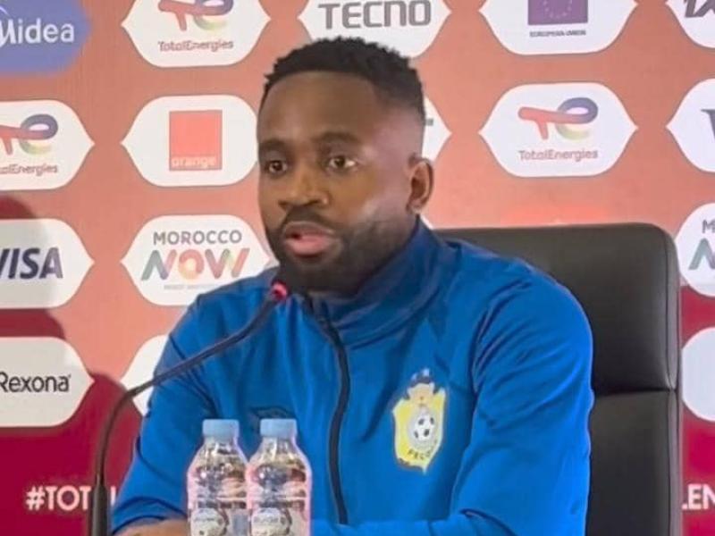 L'attaquant congolais Cédric BAKAMBU lors de la conférence de presse d'avant match contre l'Algérie