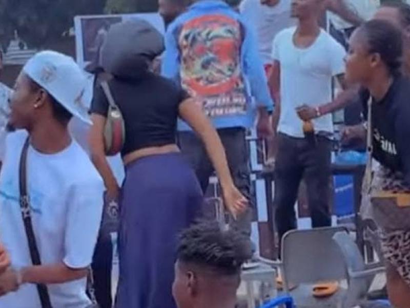 Quelques matetois en pleine chorégraphie de la danse mukomboso lors d'une fête