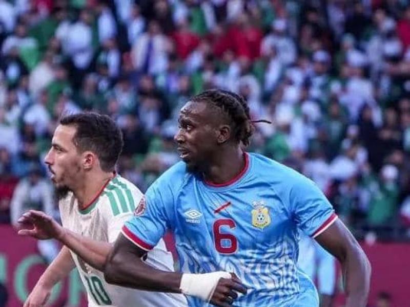 Le milieu du terrain congolais, Ngal'ayel Mukau en duel avec celui de l'Algérie Bennacer