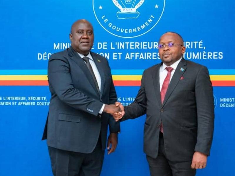 Le VPM en charge de l'Intérieur Jacquemain Shabani Lukoo et l'Ambassadeur de la Zambie en RDC, Paulu Kosita