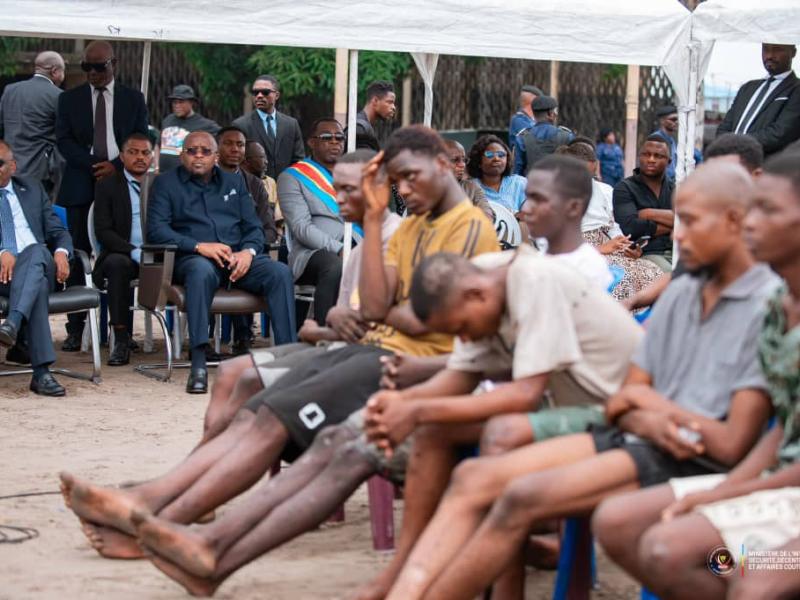 Le VPM en charge de l'intérieur, Jacquemain Shabani et le ministre de la justice Guillaume Ngefa aux côtés de Kuluna lors d'une audience foraine à Kinshasa