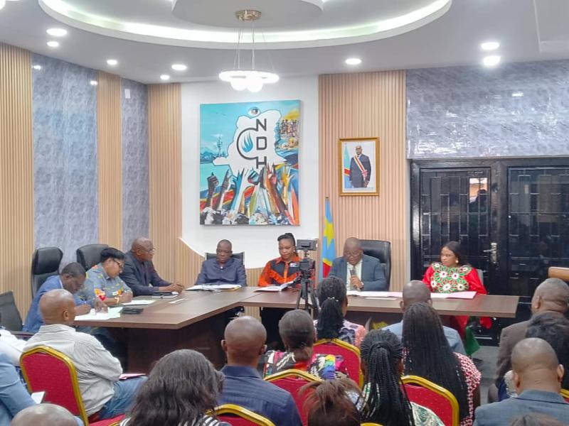 Paul Nsapu, Président de la CNDH, entouré des membres de son bureau