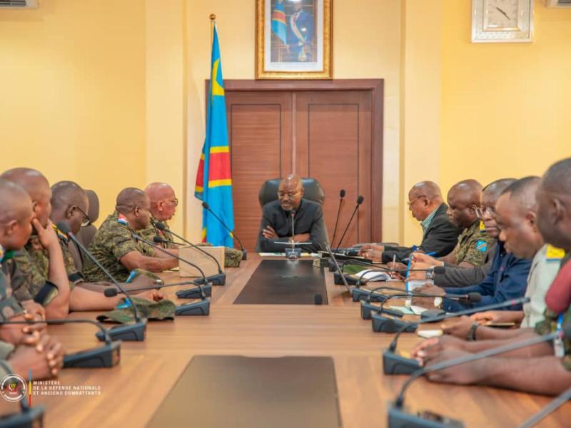 Le Ministre de la Défense nationale Guy KABOMBO MUADIAMVITA lors de l'audience accordée aux pilotes des drones militaires des FARDC