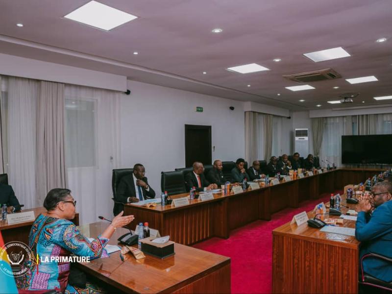 La Première Ministre Judith Suminwa préside une séance de travail consacrée au suivi de l’application du SMIG en RDC