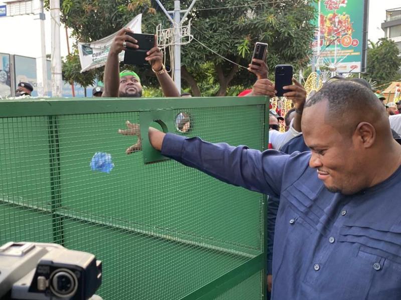 Daniel Bumba, Gouverneur de la ville de Kinshasa, en train d’inaugurer Kinshasa zéro poubelle plastique en jetant une bouteille plastique dans les nouvelles poubelles installées à Gombe