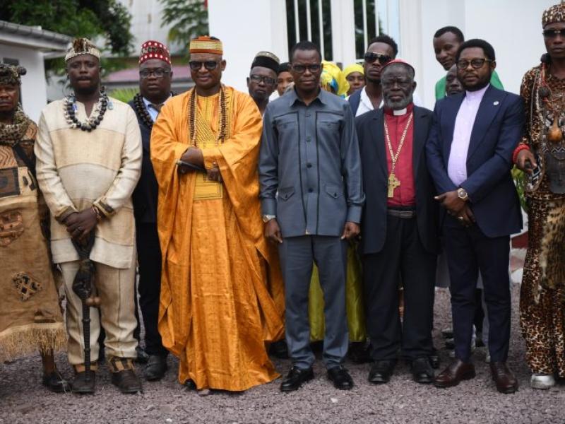 Le Ministre délégué Eliezer Ntambwe et un groupe d'autorités traditionnelles