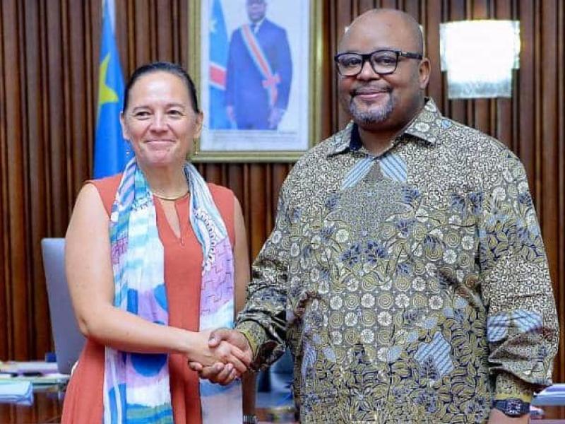 Poignée de main entre le Président de la chambre basse du Parlement de la RDC, Aimé Boji Sangara, Roxane De Bilderline, Ambassadrice du Royaume de Belgique en RDC
