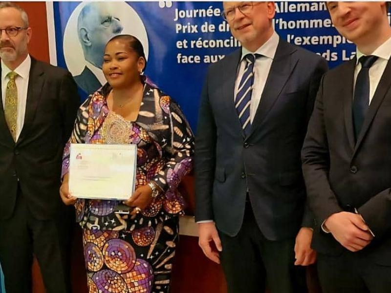 Madame Nelly Mbangu, lauréate du prix franco-allemand pose avec quelques diplomates accrédités en RDC dont l'ambassadeur de la France à sa droite