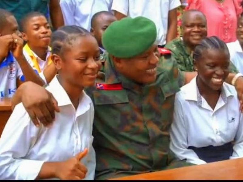 Le commandant du Service National, le Lieutenant-général Jean-Pierre Kasongo Kabwik, et deux élèves de l'institut Sainte Marthe de la N'sele.