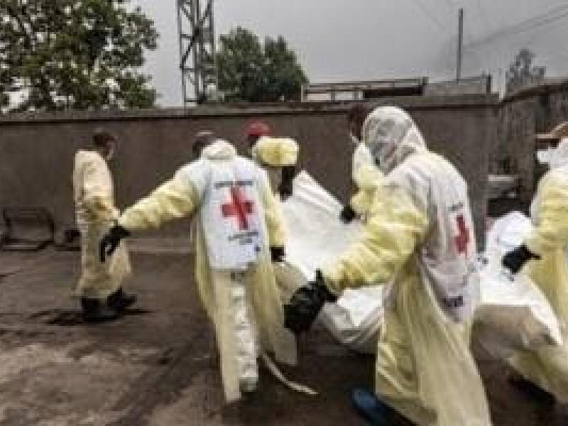 Des membres de la Croix-Rouge rassemblent les corps des victimes des affrontements lors de la prise de Goma par le M23-AFC [photo d’illustration]