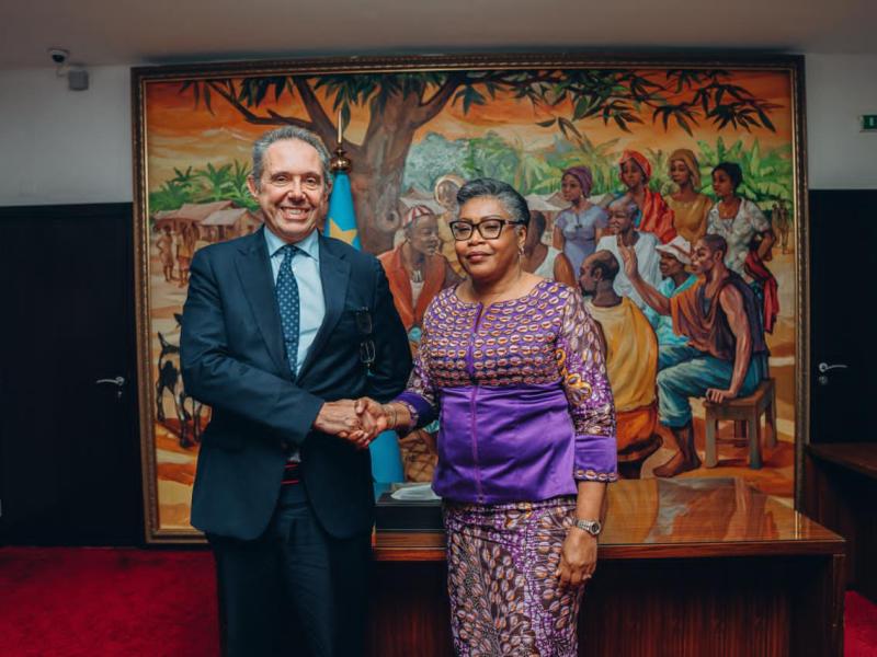 Poignée de main entre la Première Ministre, Judith Suminwa Tuluka, et Johan Borgstam, Représentant de l'UE pour la région des Grands lacs