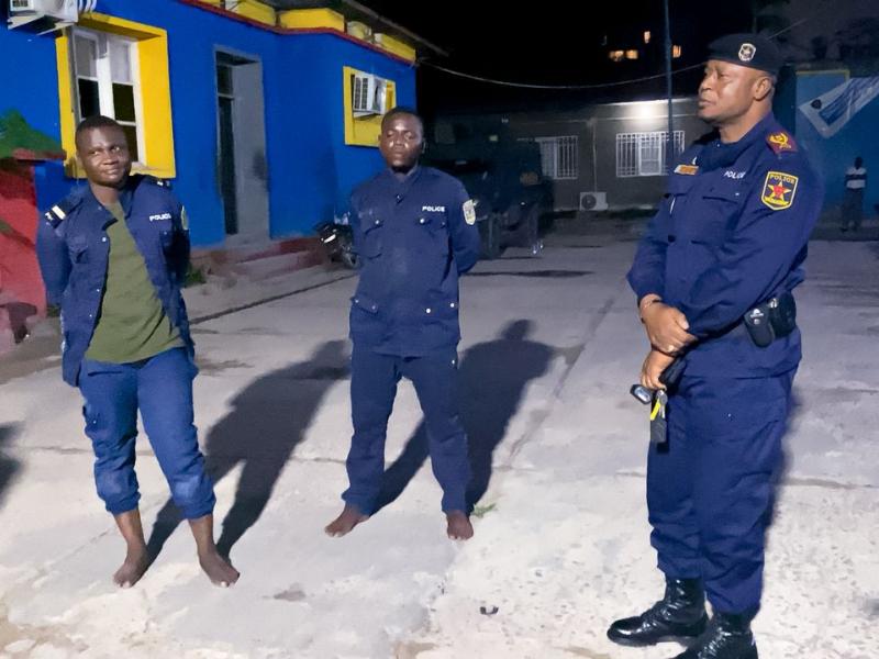 Le Commissaire divisionnaire ville de Kinshasa Israël KANTU BALUKU et les deux faux policiers arrêtés