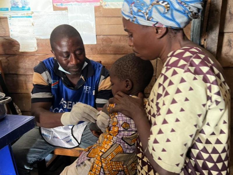Un enfant reçoit un vaccin contre la rougeole dans le territoire de Masisi, au Nord-Kivu [photo d’illustration]