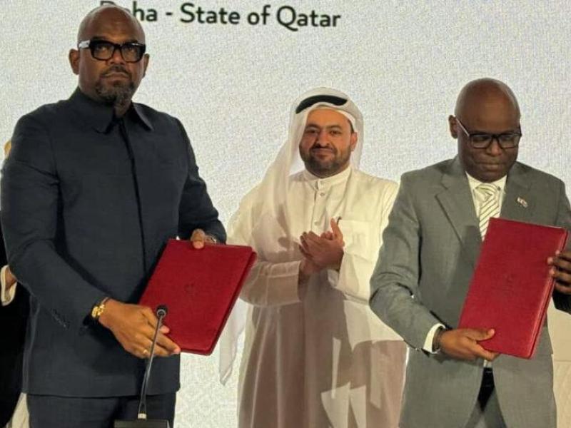 Les chefs de deux délégations de la RDC et du M23-AFC en train de brandir l’accord-cadre de paix signé, le 15 novembre 2025, à Doha [photo d’illustration]